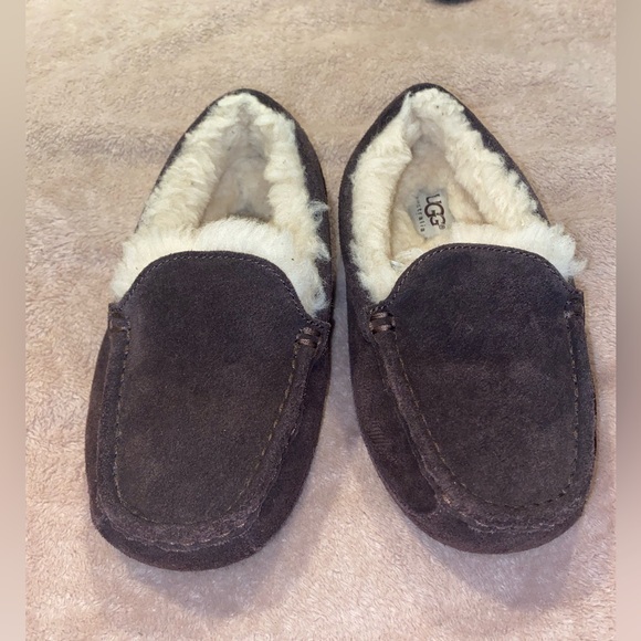 Ugg Slippers - Picture 1 of 7